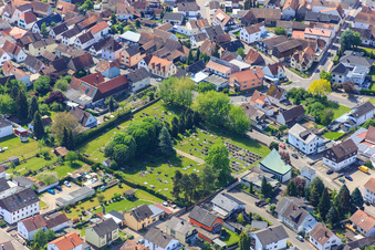 Vue aérienne de Vieux cimetière à Hagenbach dans le département Rhénanie-Palatinat, Allemagne