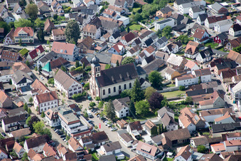 Vue aérienne de Bâtiment d'église au centre du village à Hagenbach dans le département Rhénanie-Palatinat, Allemagne