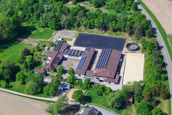 Pension pour chevaux à Hagenbach dans le département Rhénanie-Palatinat, Allemagne d'en haut