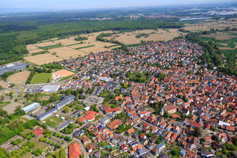 Vue aérienne de Vue d'ensemble de la ville depuis le sud à Hagenbach dans le département Rhénanie-Palatinat, Allemagne