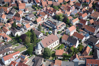 Vue aérienne de Bâtiment d'église au centre du village à Hagenbach dans le département Rhénanie-Palatinat, Allemagne