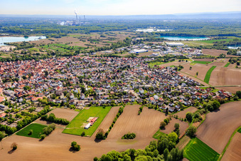 Vue aérienne de Vue d'ensemble de la ville depuis l'ouest à Hagenbach dans le département Rhénanie-Palatinat, Allemagne