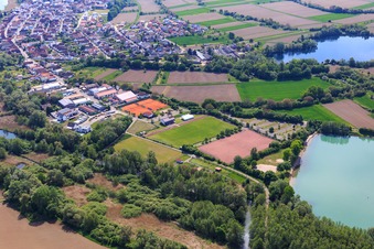 Vue aérienne de Terrains de sport du TC Neuburg et du club de football Neuburg 1923 eV à Epplesee à Neuburg am Rhein dans le département Rhénanie-Palatinat, Allemagne
