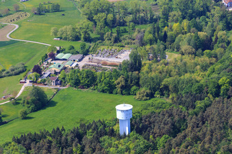 Vue aérienne de Bienwald-Baumschule GbR sous le château d'eau à Berg dans le département Rhénanie-Palatinat, Allemagne