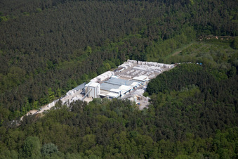 Vue aérienne de Centrale à béton et à matériaux de construction de la Kalksandsteinwerk Bienwald Schenking à le quartier Büchelberg in Wörth am Rhein dans le département Rhénanie-Palatinat, Allemagne