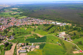 Vue aérienne de Vue d'ensemble de la ville depuis l'ouest à Berg dans le département Rhénanie-Palatinat, Allemagne