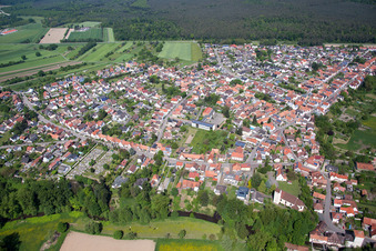 Vue aérienne de Vue sur le village à Berg dans le département Rhénanie-Palatinat, Allemagne