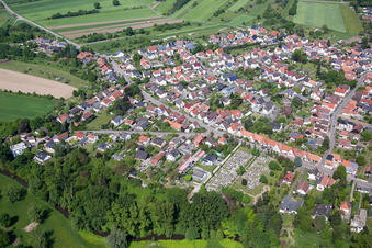 Vue oblique de Vue sur le village à Berg dans le département Rhénanie-Palatinat, Allemagne