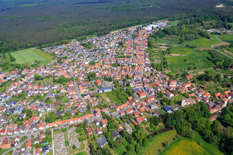 Vue aérienne de Vue d'ensemble de la ville depuis le sud à Berg dans le département Rhénanie-Palatinat, Allemagne