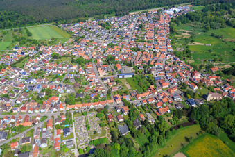 Vue aérienne de Vue d'ensemble de la ville depuis le sud à Berg dans le département Rhénanie-Palatinat, Allemagne