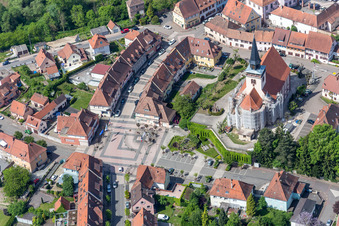 Vue aérienne de Place de l'église Église de la Trinité de Lauterbourg au centre ville à le quartier Neulauterburg in Lauterbourg dans le département Bas Rhin, France