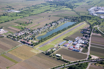 Vue aérienne de Parc de camping Knaus à le quartier Ungstein in Bad Dürkheim dans le département Rhénanie-Palatinat, Allemagne
