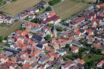 Vue aérienne de Bâtiment d'église au centre du village à Kallstadt dans le département Rhénanie-Palatinat, Allemagne