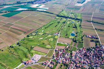 Terrain de golf à Dackenheim dans le département Rhénanie-Palatinat, Allemagne depuis l'avion