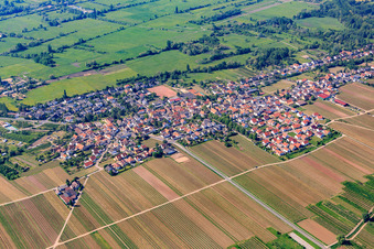 Vue aérienne de Vue d'ensemble de la ville depuis le nord-est à Erpolzheim dans le département Rhénanie-Palatinat, Allemagne