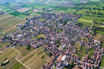 Vue aérienne de Vue des rues et des maisons dans les quartiers résidentiels à Niederkirchen bei Deidesheim dans le département Rhénanie-Palatinat, Allemagne