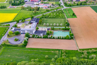 Vue aérienne de École primaire Werneck Bâtiment scolaire Schleerieth à le quartier Schleerieth in Werneck dans le département Bavière, Allemagne