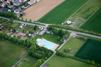 Vue aérienne de Piscine extérieure à le quartier Schraudenbach in Werneck dans le département Bavière, Allemagne