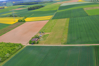 Vue aérienne de Aérodrome UL Schraudenbach du parc éolien d'Arnstein à le quartier Schraudenbach in Werneck dans le département Bavière, Allemagne