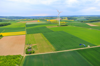 Vue aérienne de Aérodrome UL Schraudenbach du parc éolien d'Arnstein à le quartier Schraudenbach in Werneck dans le département Bavière, Allemagne