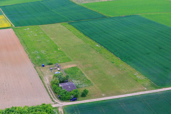 Photographie aérienne de Aérodrome UL Schraudenbach du parc éolien d'Arnstein à le quartier Schraudenbach in Werneck dans le département Bavière, Allemagne