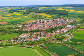 Vue aérienne de Vue du village sur la B26 depuis le nord-est à le quartier Gänheim in Arnstein dans le département Bavière, Allemagne