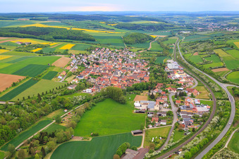 Vue aérienne de Vue du village sur la B26 depuis l'est à le quartier Gänheim in Arnstein dans le département Bavière, Allemagne