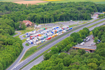 Vue aérienne de Itinéraire et voies le long de l'aire de service et du parking de l'autoroute BAB A7 Riedener Wald Ost à Hausen bei Würzburg dans le département Bavière, Allemagne