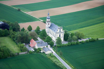 Vue aérienne de Pont du ferry, église de pèlerinage à Hausen bei Würzburg dans le département Bavière, Allemagne