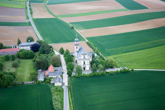 Vue aérienne de Pont du ferry, église de pèlerinage à Hausen bei Würzburg dans le département Bavière, Allemagne