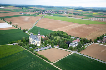 Pont du ferry, église de pèlerinage à Hausen bei Würzburg dans le département Bavière, Allemagne vue d'en haut