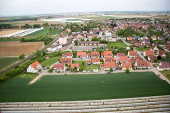 Vue aérienne de Vue sur le village à Bergtheim dans le département Bavière, Allemagne