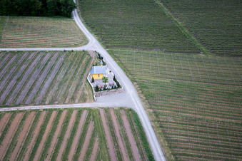 Vue aérienne de Construction d'une chapelle à Bergtheim dans le département Bavière, Allemagne