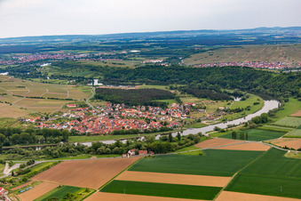 Vue aérienne de Ville viticole sur le Main à le quartier Fahr in Volkach dans le département Bavière, Allemagne