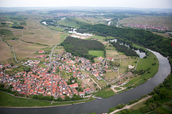 Vue aérienne de Les berges de la boucle principale à le quartier Fahr in Volkach dans le département Bavière, Allemagne