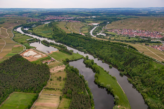 Vue aérienne de Quartier Escherndorf in Volkach dans le département Bavière, Allemagne