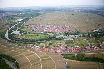 Vue aérienne de Les berges de la boucle principale à le quartier Fahr in Volkach dans le département Bavière, Allemagne