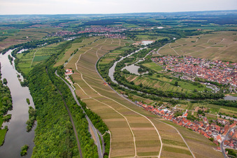 Vue aérienne de Vogelsburg à le quartier Escherndorf in Volkach dans le département Bavière, Allemagne