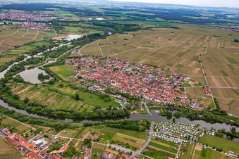 Vue aérienne de Ville viticole sur le Main à le quartier Fahr in Volkach dans le département Bavière, Allemagne