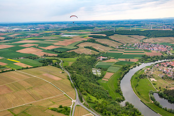Vue aérienne de Au-dessus du Bocksbeutel sur la boucle de la rivière Main à le quartier Untereisenheim in Eisenheim dans le département Bavière, Allemagne