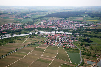 Vue aérienne de De l'ouest à le quartier Astheim in Volkach dans le département Bavière, Allemagne