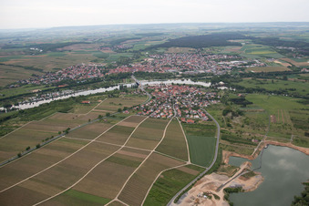 Photographie aérienne de De l'ouest à le quartier Astheim in Volkach dans le département Bavière, Allemagne