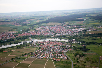 Vue oblique de De l'ouest à le quartier Astheim in Volkach dans le département Bavière, Allemagne