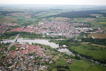 Vue aérienne de Quartier Astheim in Volkach dans le département Bavière, Allemagne