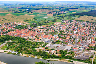 Vue aérienne de Vue de la ville sur le Main depuis l'ouest à Volkach dans le département Bavière, Allemagne