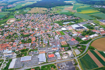 Vue aérienne de Vue de la ville sur le Main depuis l'ouest à Volkach dans le département Bavière, Allemagne