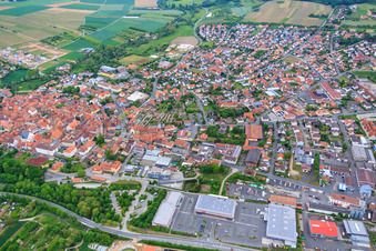 Photographie aérienne de Vue de la ville sur le Main depuis l'ouest à Volkach dans le département Bavière, Allemagne