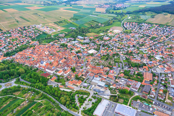 Vue aérienne de Vieille ville vue du sud-ouest à Volkach dans le département Bavière, Allemagne