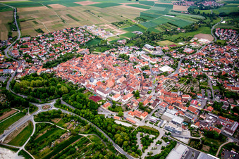 Vue aérienne de Quartier de la vieille ville et centre-ville à Volkach dans le département Bavière, Allemagne