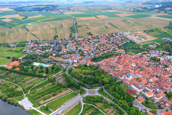 Photographie aérienne de Vieille ville vue du sud-ouest à Volkach dans le département Bavière, Allemagne